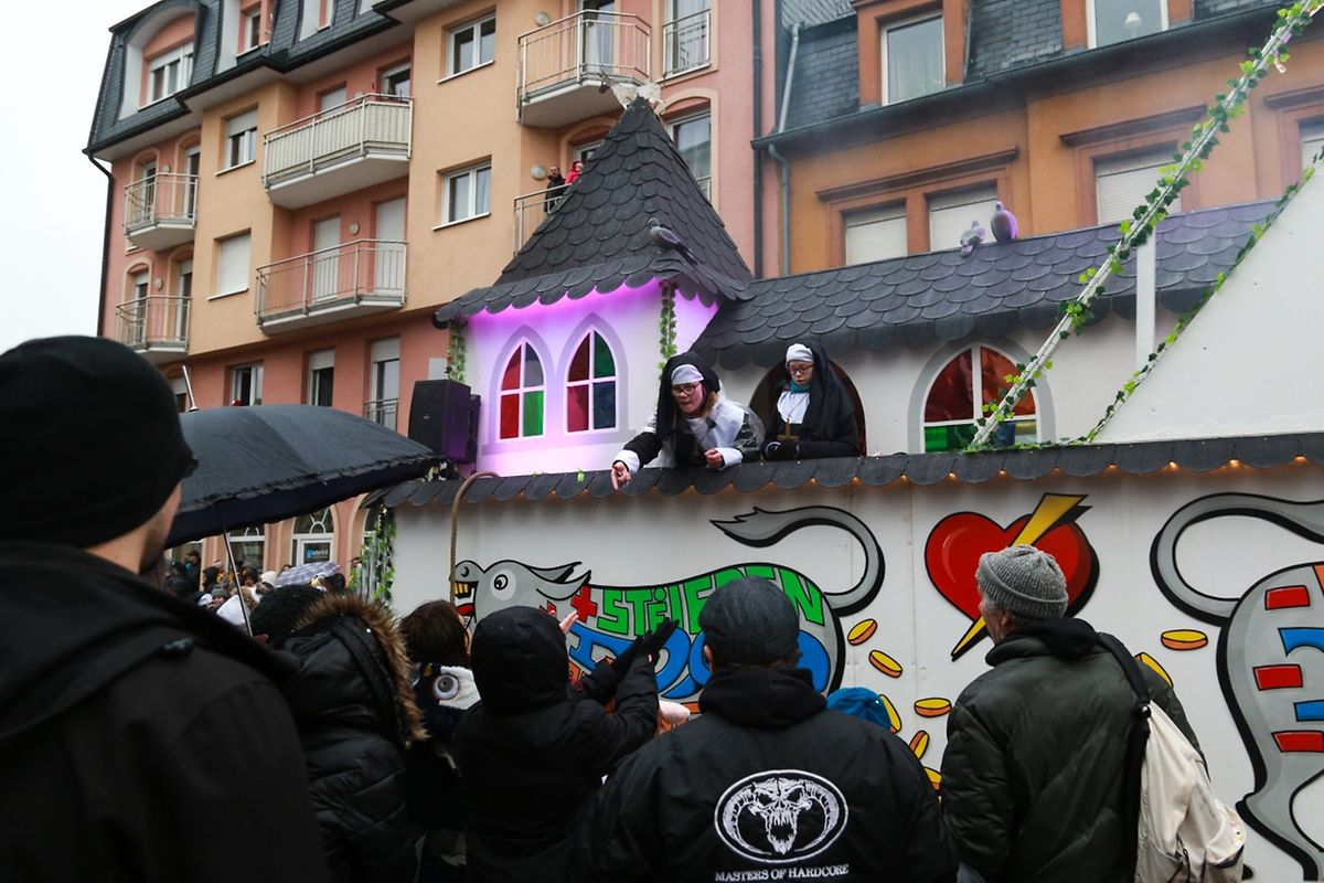 Auch in Petingen beim letzten Kavalkadenumzug des Jahres  feierten die Narren ausgelassen bis in die späten Abendstunden.