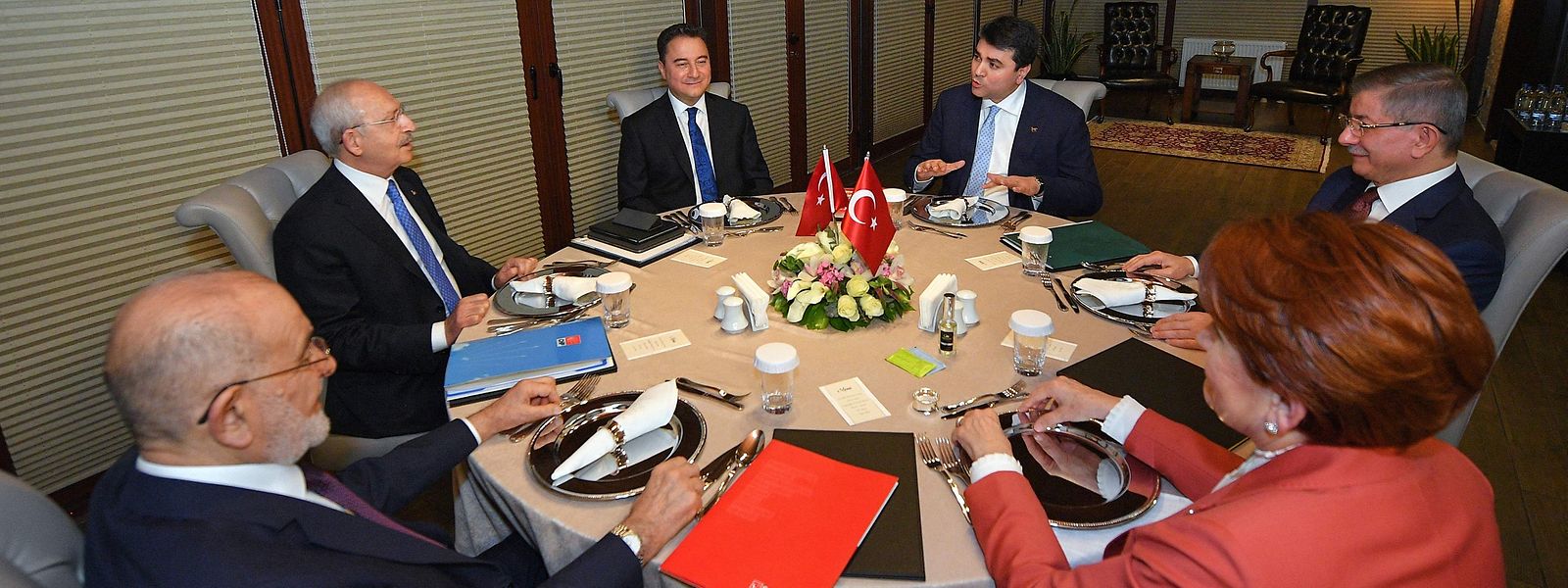Vertreter der sechs türkischen Oppositionsparteien bei einer Zusammenkunft in Ankara: Für die nächsten Wahlen soll ein Bündnis geschmiedet werden.