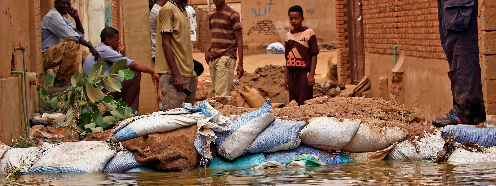 Im Sudan vermelden die Behörden derzeit immer neue Rekorde beim Wasserstand des Blauen Nil seit dem Beginn der Aufzeichnungen im Jahr 1912. In der Hauptstadt Khartum wurde am Montag ein Rekordwert von 17,58 Metern erreicht. Mindestens 100 Menschen kamen ums Leben. Etwa 100.000 Häuser wurden beschädigt.