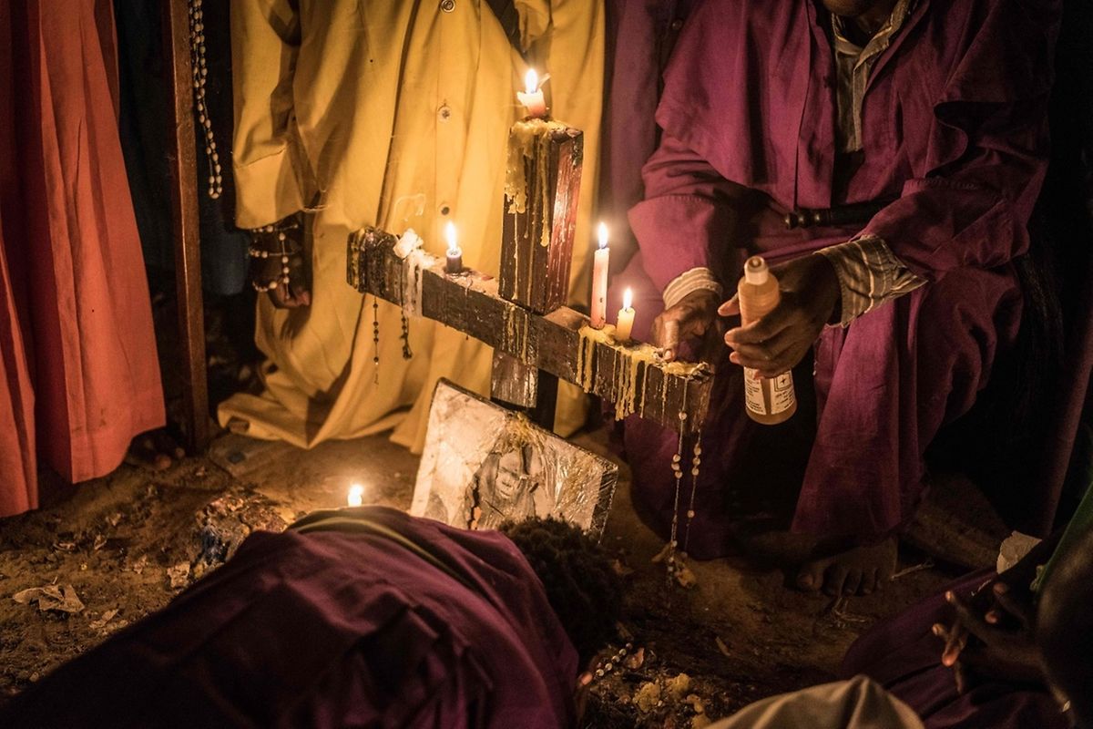 Die Gläubigen hatten sich in der kenianischen Missionskirche der "Legio Maria of African" eingefunden, um Weihnachten zu feiern.