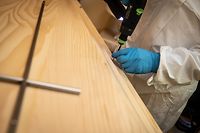 Lokales,Erschwerte Arbeitsbedingungen für Bestatter durch spezielle Corona Schutzanzüge.hier. Altenheim Bofferdingen. Bestatter, Totengräber. Bestattungsinstitut Erasmy,Laurent Lamesch, Joé Feltgen.Foto: Gerry Huberty/Luxemburger Wort