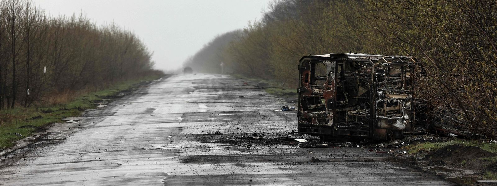 Uma carrinha queimada numa estrada para Popasna, na região de Donbass, na Ucrânia.