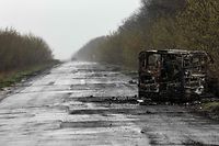 Uma carrinha queimada numa estrada para Popasna, na região de Donbass, na Ucrânia.