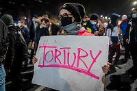 Manifestante polaca com cartaz a dizer "Tortura", em protestos contra a lei do aborto na Polónia. 