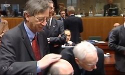 Humorvoller Schuß vor den Bug: Die Sendung extra3 des NDR nimmt Jean-Claude Juncker auf die Schippe.