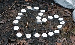 Am Fundort der Leiche in Roussy-le-Village erinnerten Bekannte an die Verstorbene.