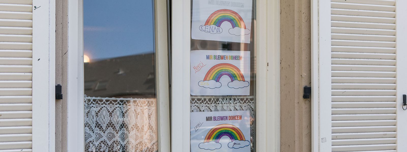 An den Fenstern der Zimmer im Kinderheim in Schifflingen haben die Bewohner motivierende Bilder befestigt.