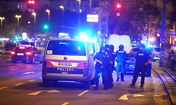 02.11.2020, Österreich, Wien: Einsatzkräfte der Polizei stehen am Schwedenplatz. Nach den Schüssen in der Wiener Innenstadt ist die Lage weiter unklar. In der Wiener Innenstadt sind am Montagabend Schüsse gefallen. Es habe mehrere Verletzte gegeben, berichtete die österreichische Nachrichtenagentur APA. Möglicherweise handle es sich um einen Angriff auf eine Synagoge. Foto: Georg Hochmuth/APA/dpa +++ dpa-Bildfunk +++