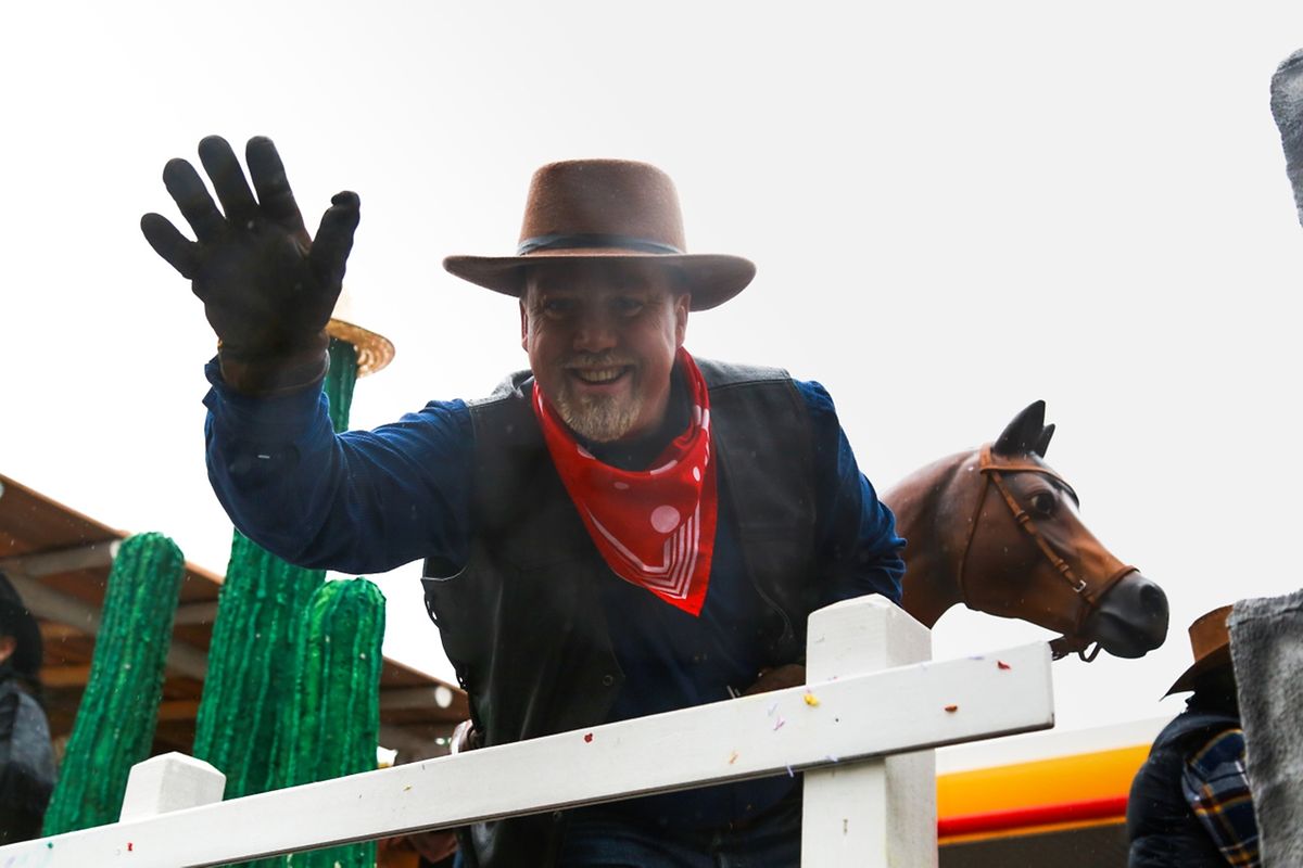 Auch in Petingen beim letzten Kavalkadenumzug des Jahres  feierten die Narren ausgelassen bis in die späten Abendstunden.