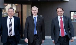 Le p.-d.g. de SwissQuote Marc Bürki, entouré par Michel Ploog (à g.) et Paolo Buzzi (à d.)