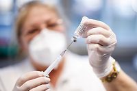 03.03.2022, Bayern, Freising: Eine Krankenschwester zieht im Impfzentrum Freising den Impfstoff Nuvaxovid vom Hersteller Novavax auf eine Spritze auf. Foto: Matthias Balk/dpa +++ dpa-Bildfunk +++