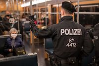23.10.2020, Bayern, Nürnberg: Polizisten machen in einer U-Bahn einen Kontrollgang um die Einhaltung der Maskenpflicht zu prüfen. Im öffentlichen Nahverkehr finden am 23.10. bayernweite Kontrollen zur Einhaltung der Maskenpflicht statt. Foto: Daniel Karmann/dpa +++ dpa-Bildfunk +++