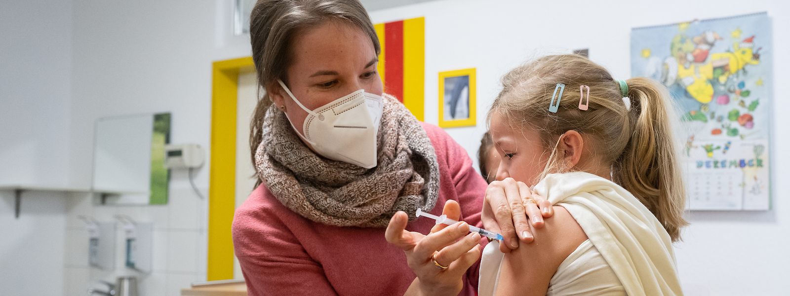 Vacciner les plus jeunes doit permettre de réduire la transmission du virus dans le milieu scolaire.