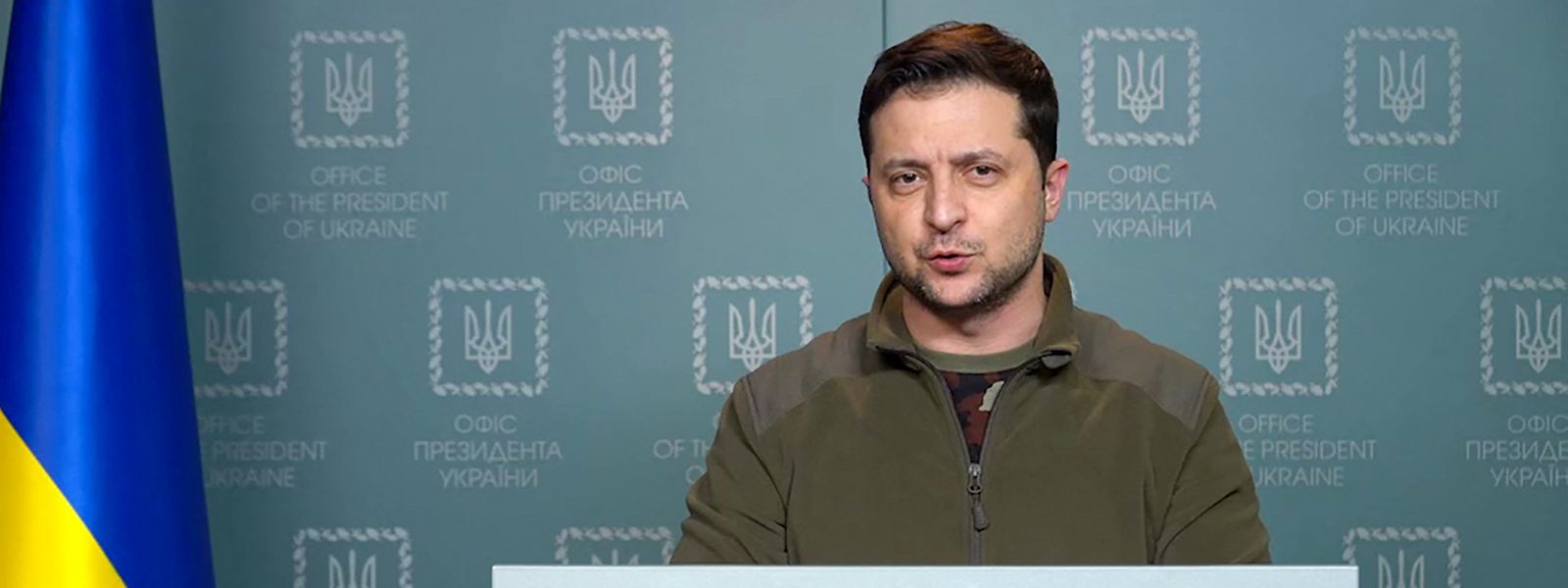 O presidente ucraniano Volodymyr Zelensky num discurso televisivo na capital ucraniana, Kiev.