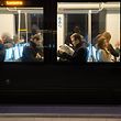 Für viele Passagiere ein Vorteil: In der Tram herrscht im Vergleich zum Bus weniger Gedränge.