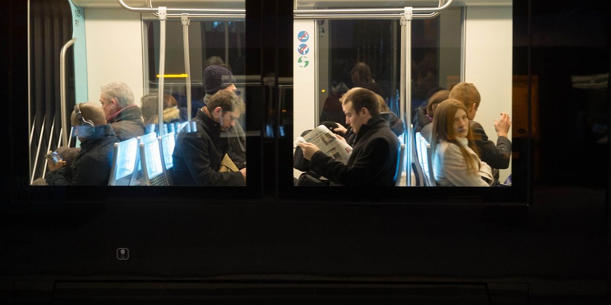 Für viele Passagiere ein Vorteil: In der Tram herrscht im Vergleich zum Bus weniger Gedränge.