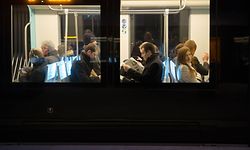 Für viele Passagiere ein Vorteil: In der Tram herrscht im Vergleich zum Bus weniger Gedränge.