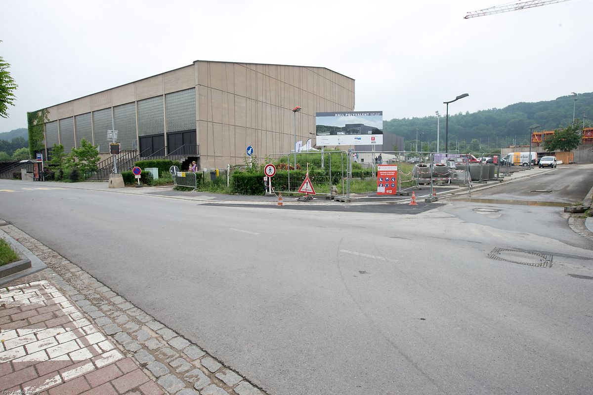 Das Diagnostikzentrum wird an die Sporthalle angebaut.