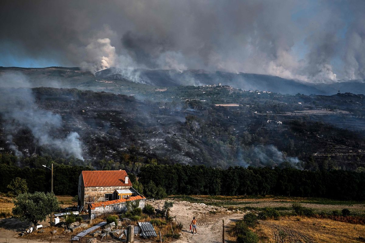 Ein Waldbrand in Linhares in der Region Centro von Portugal.