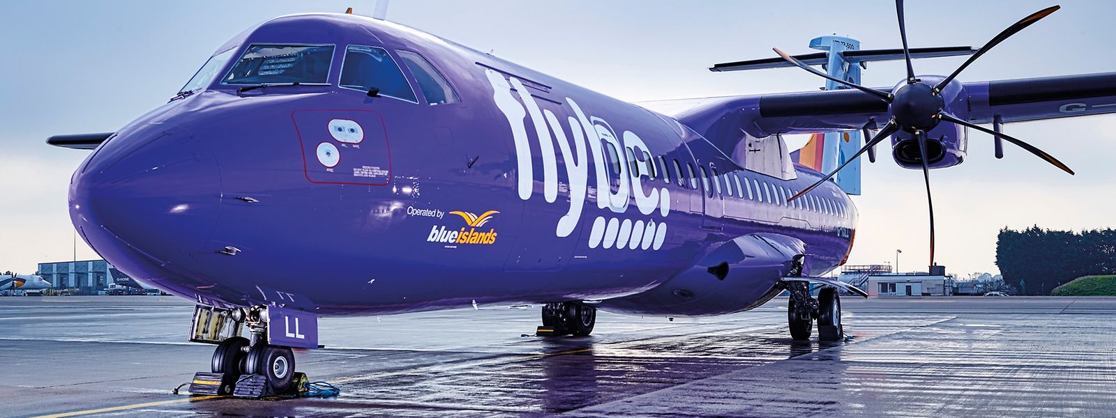 Die Gesellschaft Blue Islands fliegt auf Franchise-Basis für Flybe, die bereits den luxemburgischen Flughafen  ansteuern und Flüge nach Manchester anbieten.