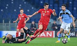 Bayern Munich's Polish forward Robert Lewandowski (C) dribbles Lazio's Spanish goalkeeper Pepe Reina (L) to open the scoring during the UEFA Champions League round of 16 first leg football match Lazio Rome vs Bayern Munich on February 23, 2021 at the Olympic stadium in Rome. (Photo by Alberto PIZZOLI / AFP)