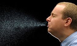 ARCHIV - 16.04.2002, Großbritannien, London: Ein Mann niest (undatiertes Archivfoto). Beim Niesen fliegen viele Tröpfchen durch die Luft. Auf diese Weise kann sich auch das neuartige Coronavirus Sars-CoV-2 verbreiten. (Zu dpa "Feuchte Aussprache oder «Corona-Wolke»: Wie verteilt sich das Virus?") Foto: epa PA Jordan/epa/dpa +++ dpa-Bildfunk +++