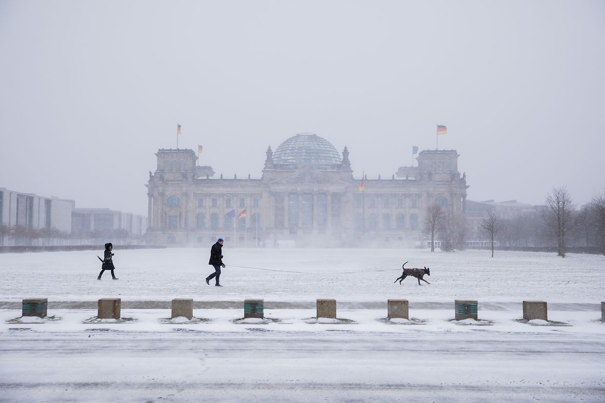 Das Winterwetter hat den Norden und die Mitte Deutschlands fest im Griff. Schnee und Eis sorgen für massive Verkehrsprobleme, manche haben aber auch ihren Spaß daran.