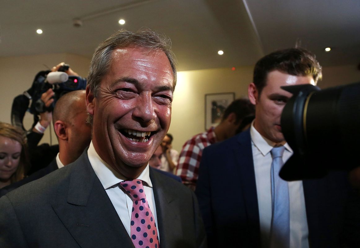 Brexit-Befürworter Nigel Farage strahlt am Freitagmorgen in die Kameras.