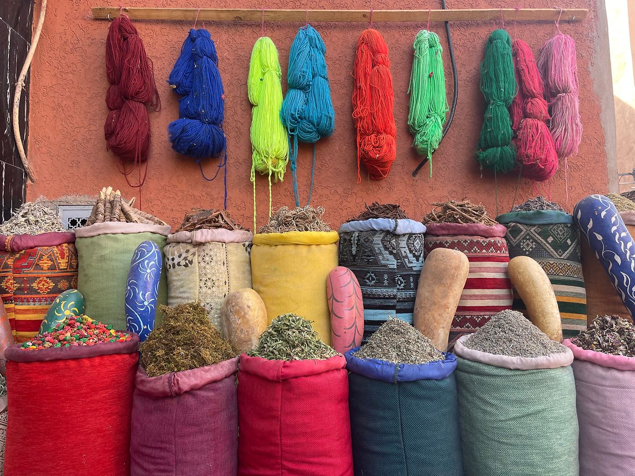 Auf dem Basar in Marrakesch bieten unzählige Händler ihre Waren an. 