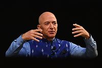 CEO of Amazon Jeff Bezos (R) gestures as he addresses the Amazon's annual Smbhav event in New Delhi on January 15, 2020. - Bezos, whose worth has been estimated at more than $110 billion, is officially in India for a meeting of business leaders in New Delhi. (Photo by Sajjad  HUSSAIN / AFP)