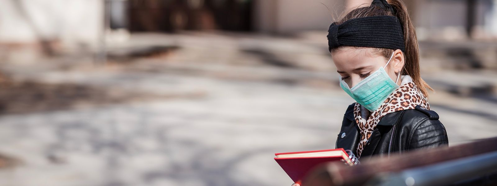 Ungewohntes Bild: Alle Schüler und Lehrer müssen mit dem Mundschutz zur Schule und dürfen ihn nur im Klassenraum ablegen. Das gilt für Grund- und Sekundarschüler.