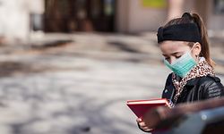 Ungewohntes Bild: Alle Schüler und Lehrer müssen mit dem Mundschutz zur Schule und dürfen ihn nur im Klassenraum ablegen. Das gilt für Grund- und Sekundarschüler.