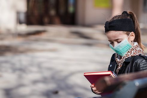 Ungewohntes Bild: Alle Schüler und Lehrer müssen mit dem Mundschutz zur Schule und dürfen ihn nur im Klassenraum ablegen. Das gilt für Grund- und Sekundarschüler.