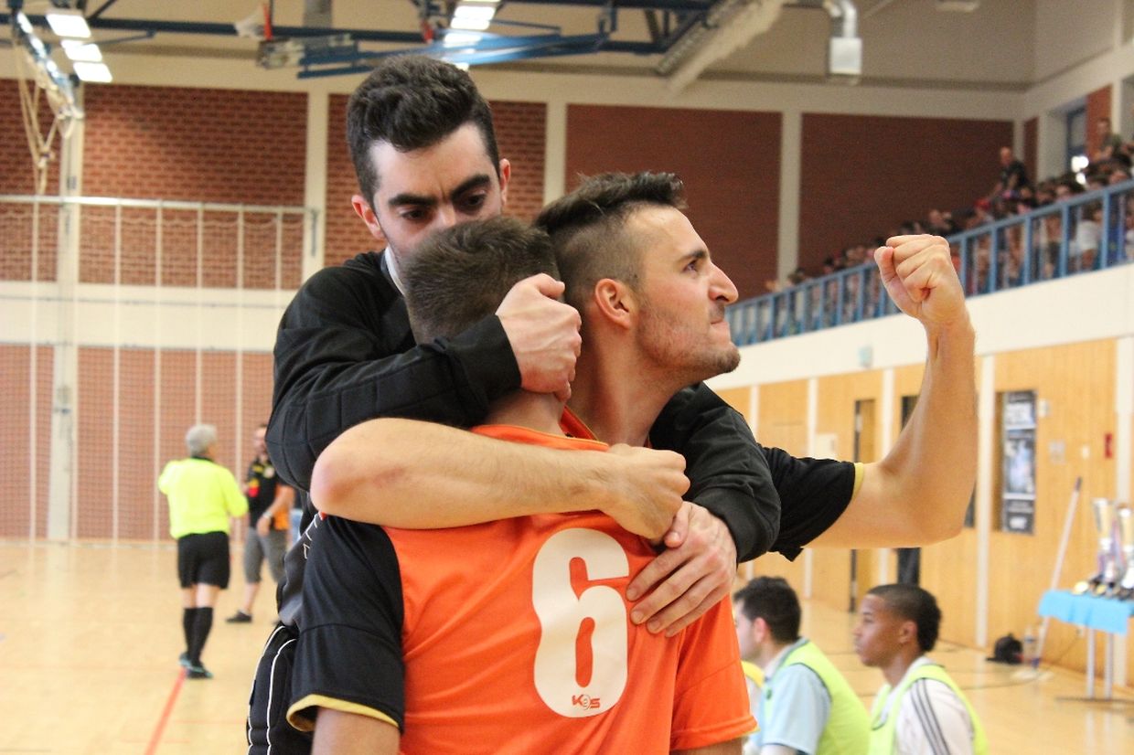 A festa do golo do empate (2-2) antes do intervalo