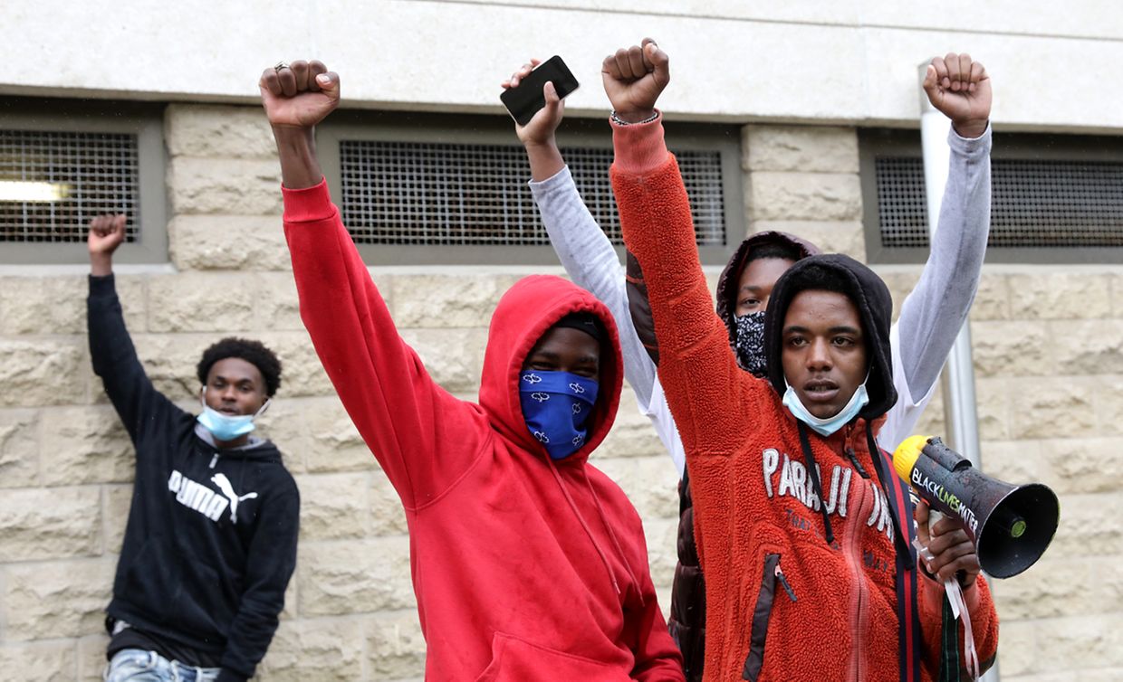 Succès de foule pour la manifestation contre le racisme qui s'est tenue ce vendredi devant l'ambassade des Etats-Unis à Luxembourg. 