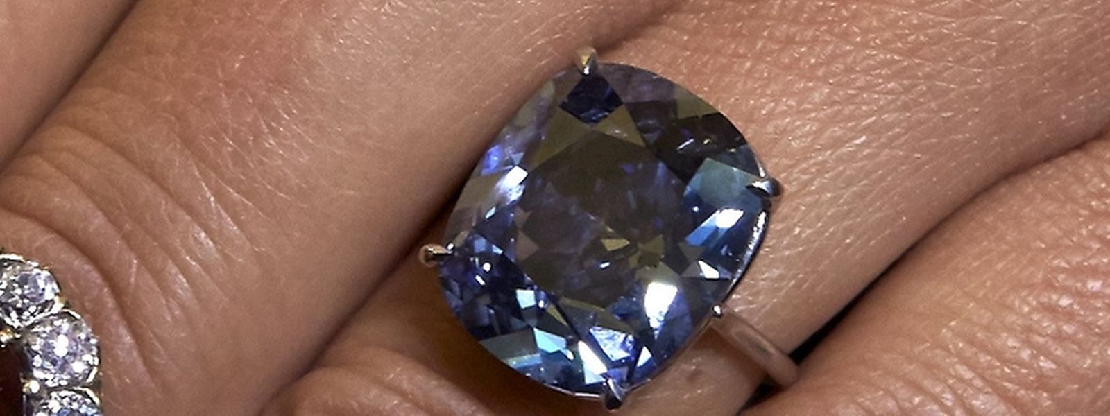 Unter Dem Hammer Blauer Diamant Erzielt Spitzensumme