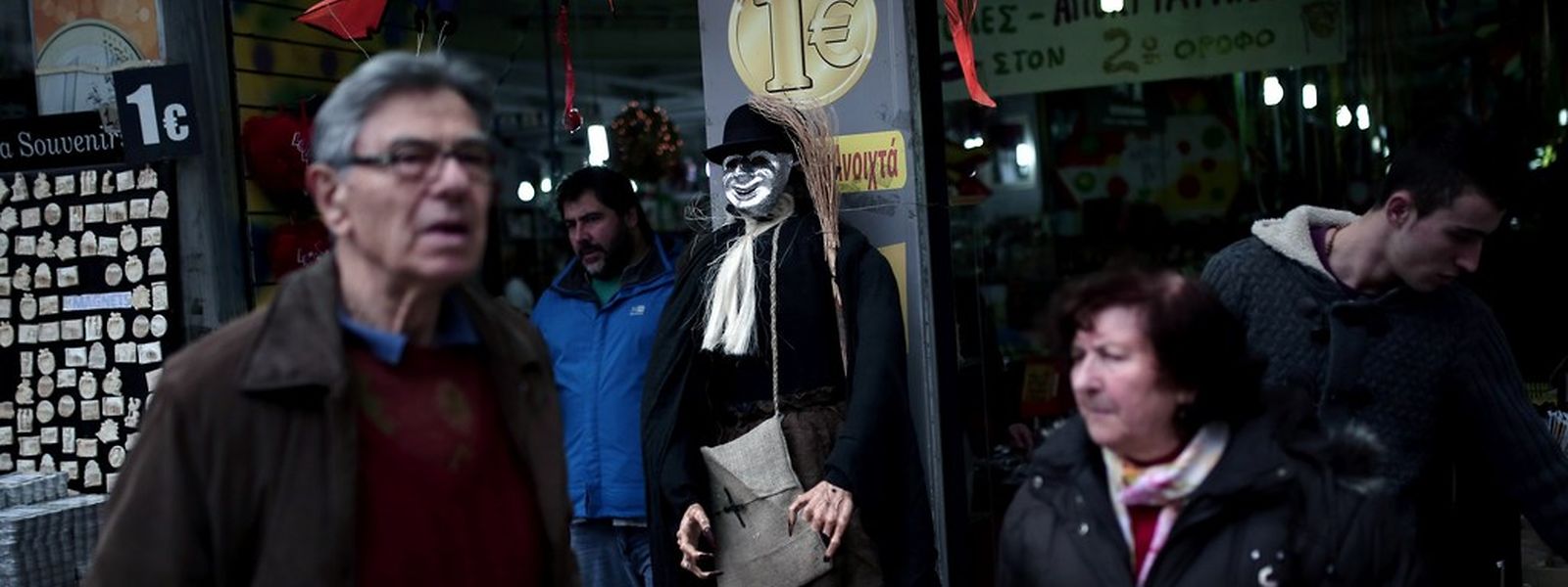 Griechen gehen an einem Ein-Euro-Shop vorbei. Am Sonntag reichte Finanzminister Varoufakis seine Reformvorschläge ein.
