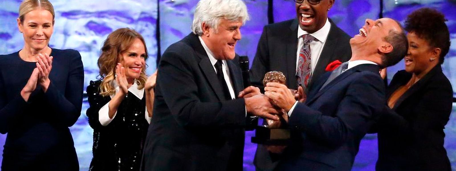 Jay Leno (3.v.l.) erhielt den Preis von Jerry Seinfeld (2.v.r.).