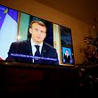 Der besinnliche Schein trügt: Präsident Emmanuel Macron steht wegen der Gelbwesten-Proteste unter Druck.