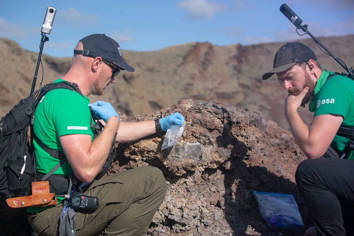 Alexander Gerst (esquerda) recolhe amostras da cratera de um vulcão nas Canárias