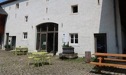 Tische und Bänke vor dem Naturzentrum laden Besucher zu einem Getränk ein. Das gibt es allerdings nur während der Öffnungszeiten.