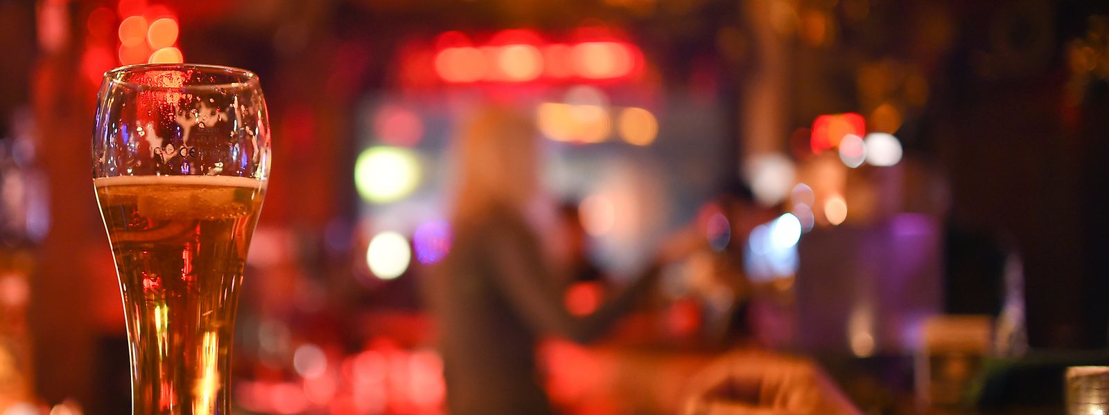 Einfach mal wieder an der Theke sitzen und mit dem Barmann oder der Barfrau über das Leben plaudern - in der Corona-Krise nahezu unmöglich.