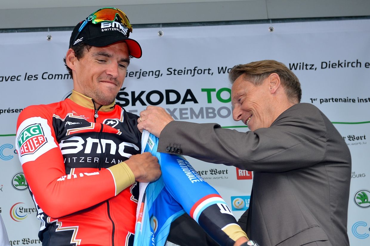 Roby Langers hilft Greg Van Avermaet (B/BMC) ins Trikot der Punktewertung.