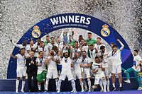 TOPSHOT - Real Madrid's Brazilian defender Marcelo lifts the Champions League trophy after Madrid 's victory in the UEFA Champions League final football match between Liverpool and Real Madrid at the Stade de France in Saint-Denis, north of Paris, on May 28, 2022. (Photo by Paul ELLIS / AFP)