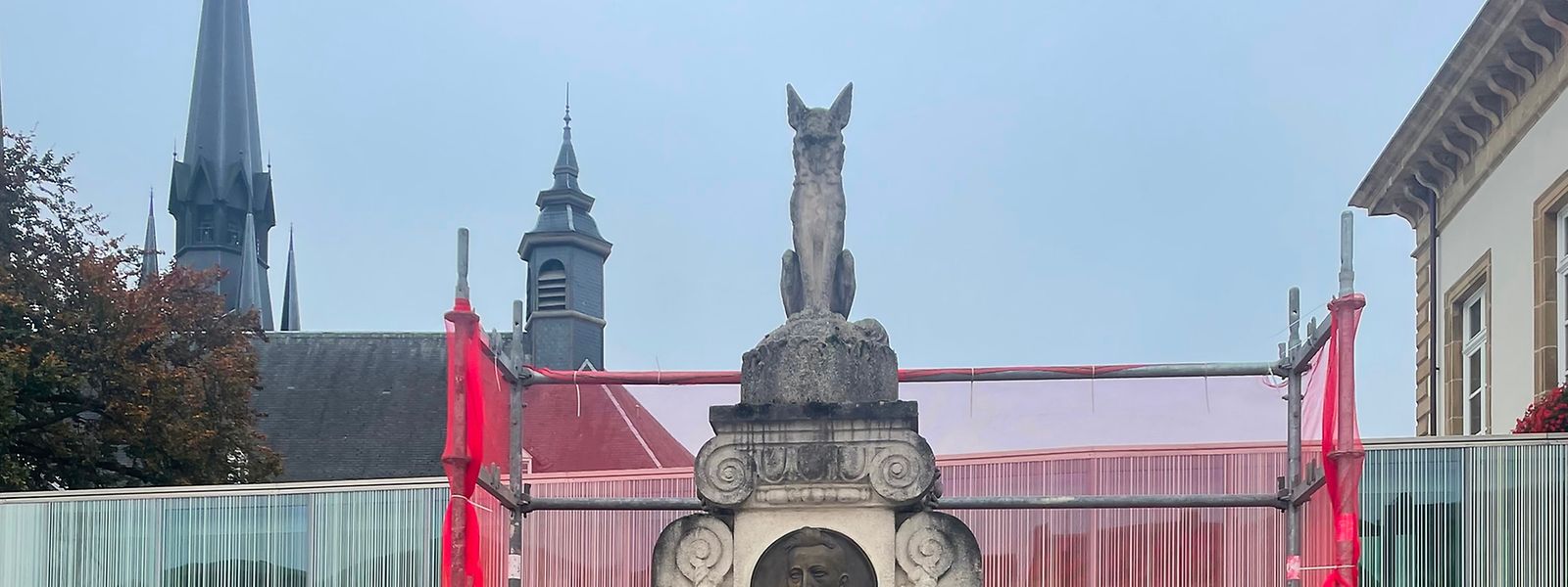 Seit 1932 steht die Fuchsstatue neben dem Gemeindehaus.