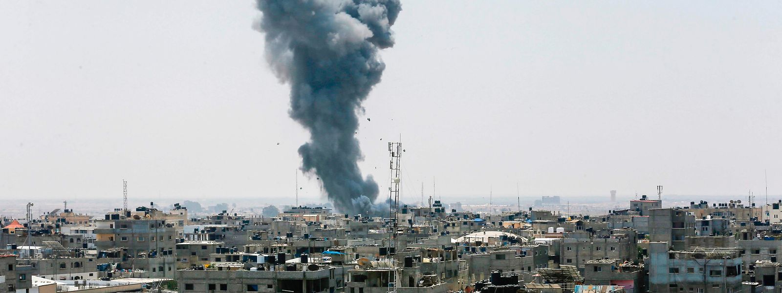 NAch dem Luftangriff der israelischen Armee steigt Rauch im Gazastreifen auf.