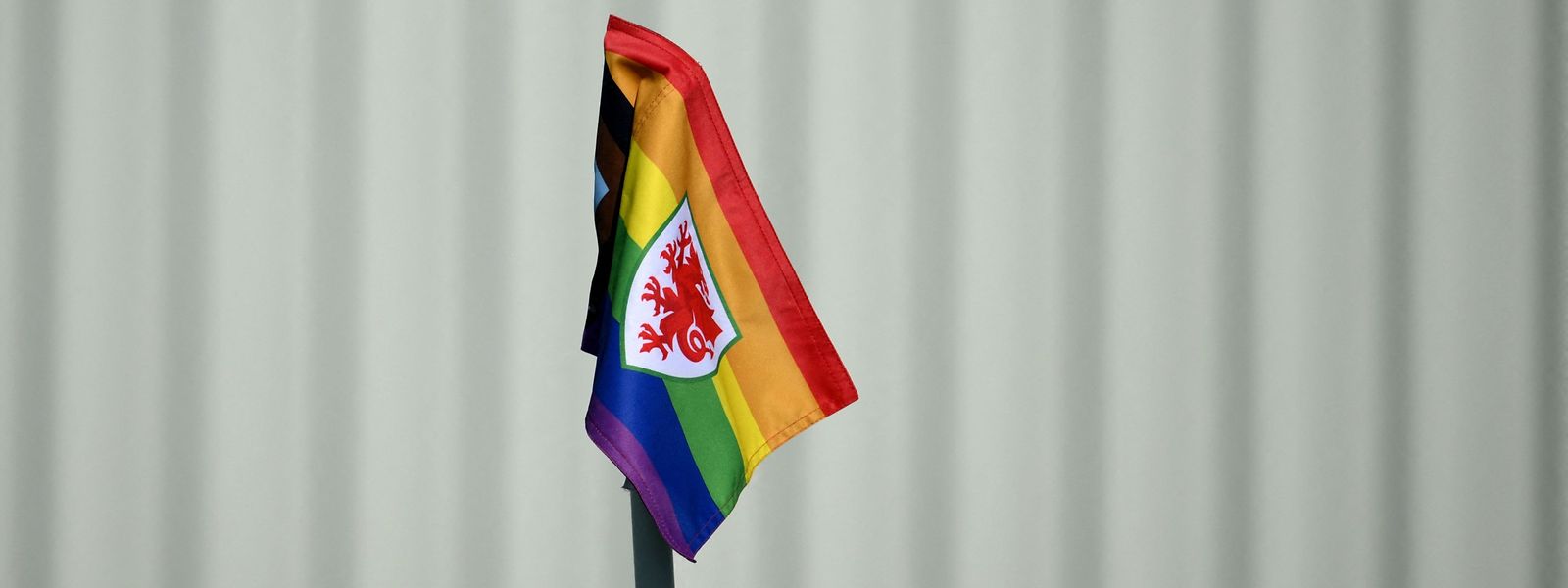 Bandeira arco-íris com o brasão de Gales. 