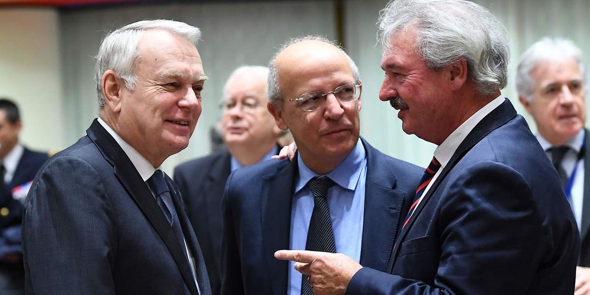 Luxemburg war in Brüssel durch Außenminister Jean Asselborn vertreten. Hier unterhält er sich mit seinen Amtskollegen Agusto Santos Silva aus Portugal (M.) und Frankreich, Jean-Marc Ayrault (L.).
