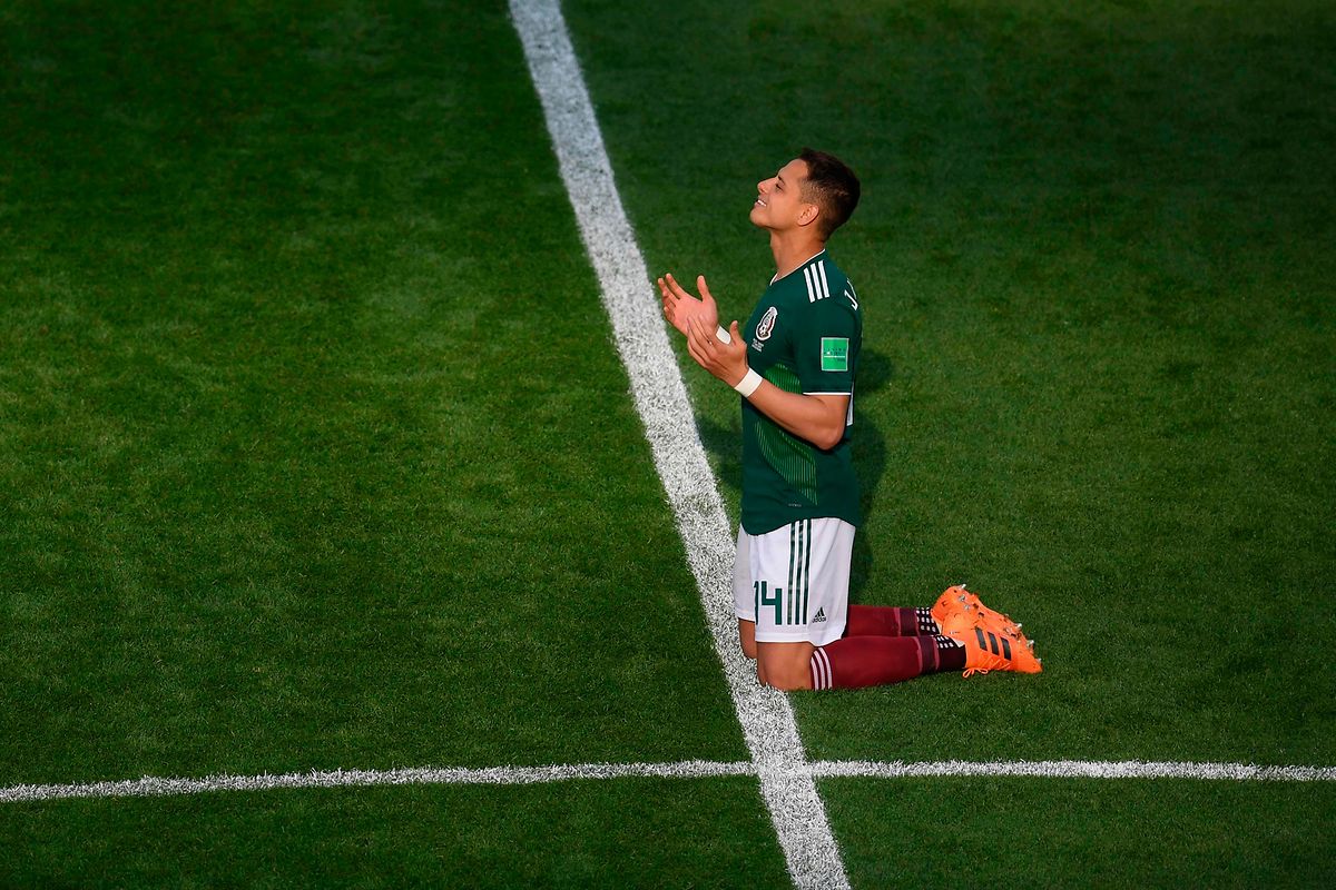 Vor den Spielen betet der Mexikaner Javier Hernandez. 