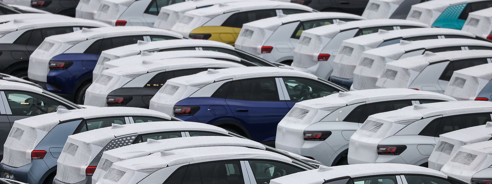 Bereit zur Verladung: Neuwagen des Typs ID.3 und ID.4 stehen auf einem Parkplatz im Zwickauer Volkswagen-Werk.
